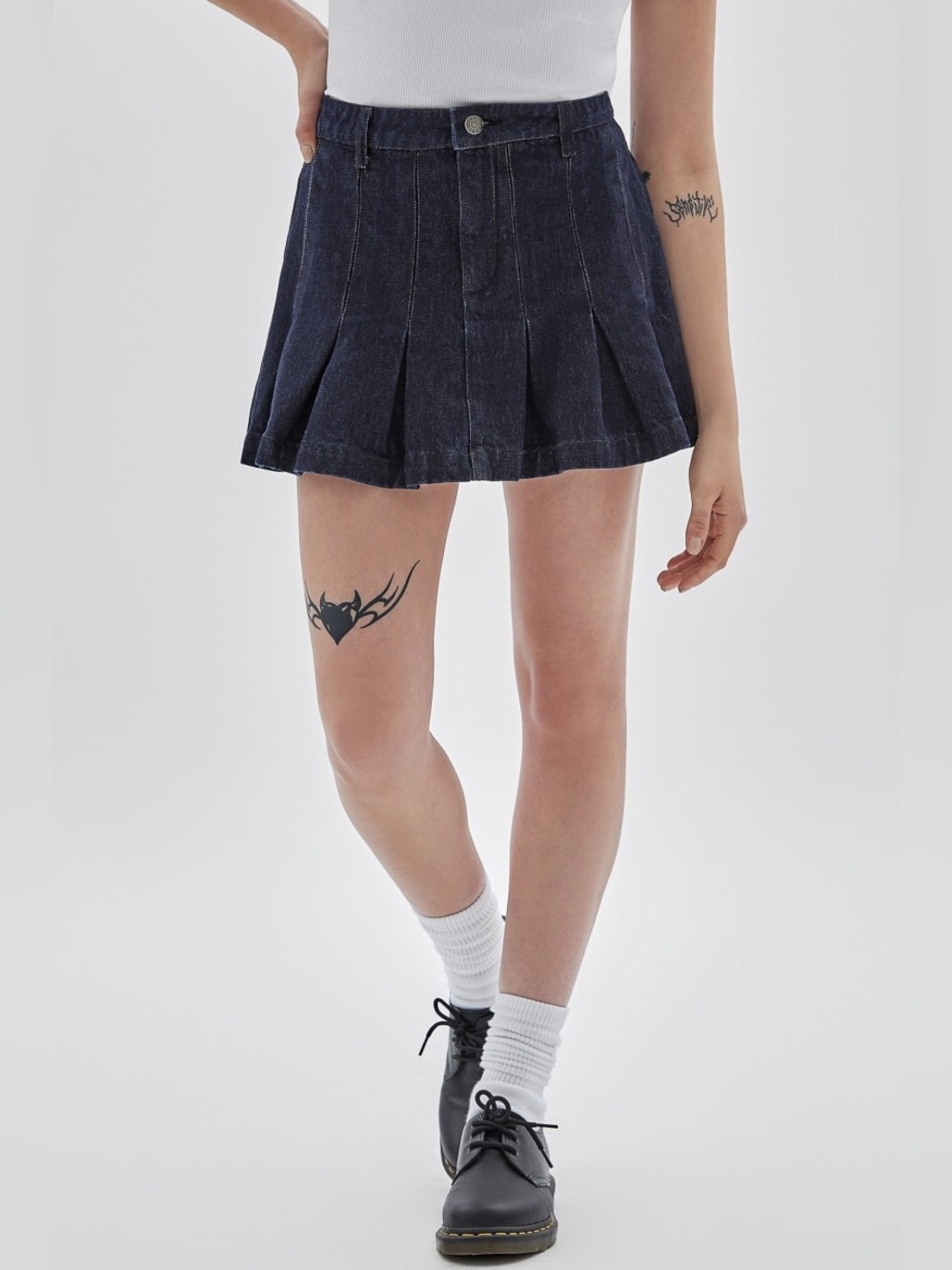 New Guess Dark Indigo Denim Pleated Skirt with Leather Logo Patch SZ 26